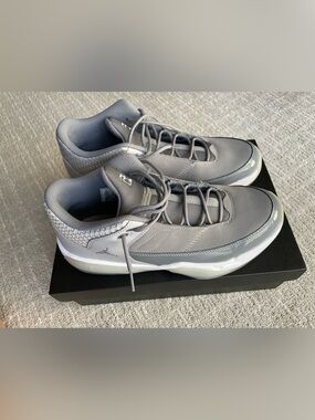 Jordan Max Aura 3 Sneakers - Wolf Grey/Cool Grey - White - Men’s 9.5 - NWT